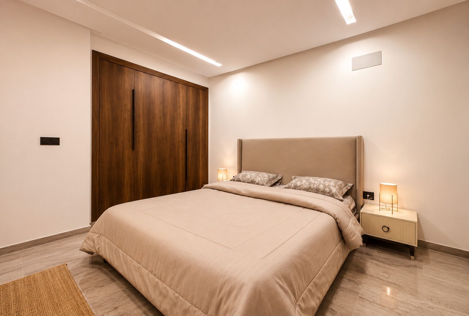 Ein Schlafzimmer mit einem Bett, Nachttischen, einem Holzschrank und Einbauleuchten.