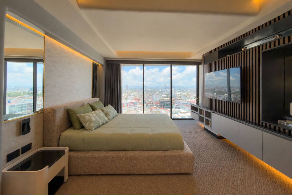 Luxury Suite, City View