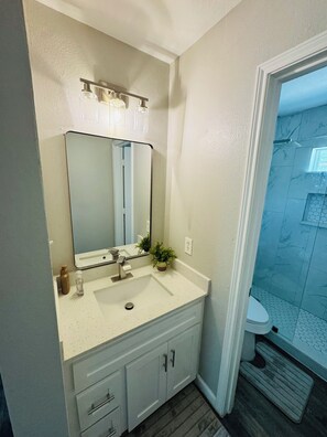 Towels, soap, toilet paper - Serene 2-bedroom estate with AC in vibrant Houston (Houston)