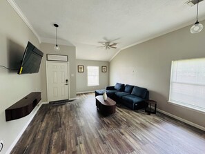 Living area - Serene 2-bedroom estate with AC in vibrant Houston (Houston)