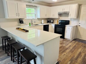 Private kitchen - Serene 2-bedroom estate with AC in vibrant Houston (Houston)