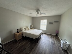 2 bedrooms, Internet, bed sheets - Serene 2-bedroom estate with AC in vibrant Houston (Houston)