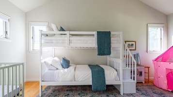 Een bureau, reisbedje, wifi, beddengoed