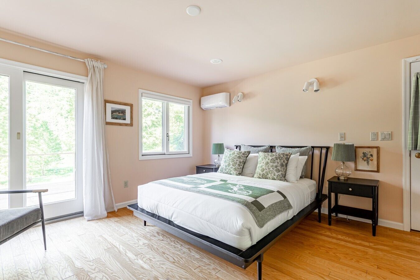 Desk, travel cot, WiFi, bed sheets