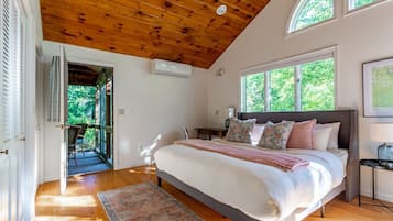 Escritorio, cuna de viaje, wifi y ropa de cama