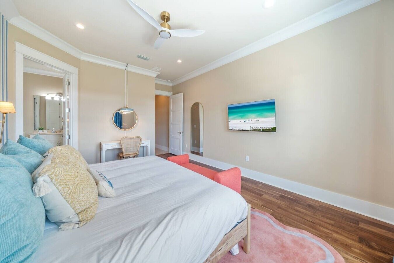 5 bedrooms, desk, iron/ironing board, WiFi (free)