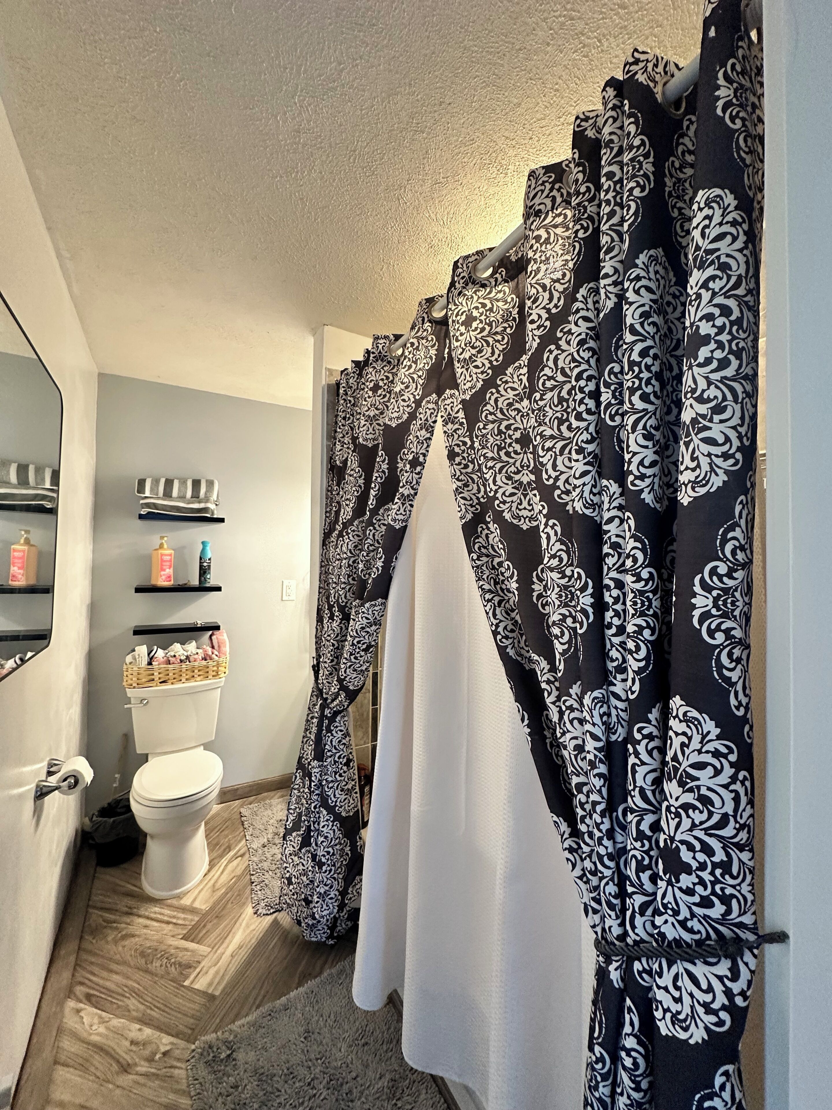 Sèche-cheveux, serviettes fournies, savon, papier toilette