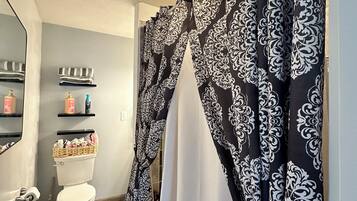 Sèche-cheveux, serviettes fournies, savon, papier toilette