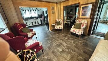 2 bedrooms, WiFi (free), bed sheets