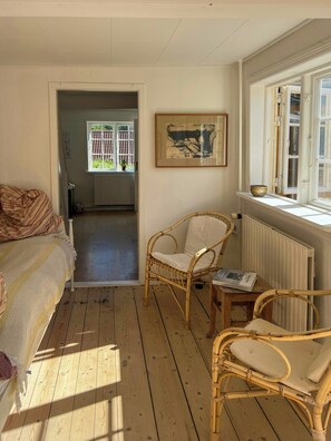 Desk - Fisherman's cottage with enclosed courtyard (Svaneke)