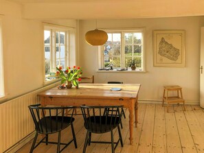 Dining - Fisherman's cottage with enclosed courtyard (Svaneke)