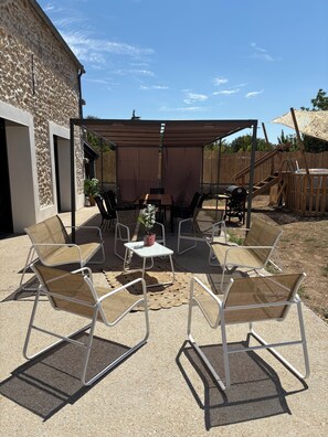 Outdoor dining - Vrbo Property (Villeblevin)