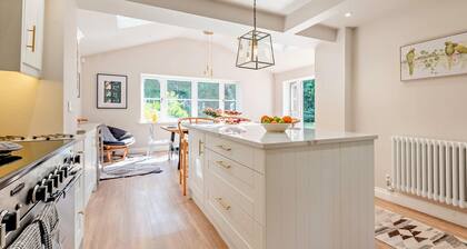 Pear Tree Cottage - Hot Tub Luxury Thatched Cottage