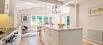 Pear Tree Cottage - Hot Tub Luxury Thatched Cottage