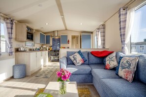 Smart TV, fireplace - Sandy Dog Lodge Stylish 2 Bedroom Holiday home on Shorefield Country Park (Downton)