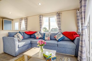 Smart TV, fireplace - Sandy Dog Lodge Stylish 2 Bedroom Holiday home on Shorefield Country Park (Downton)