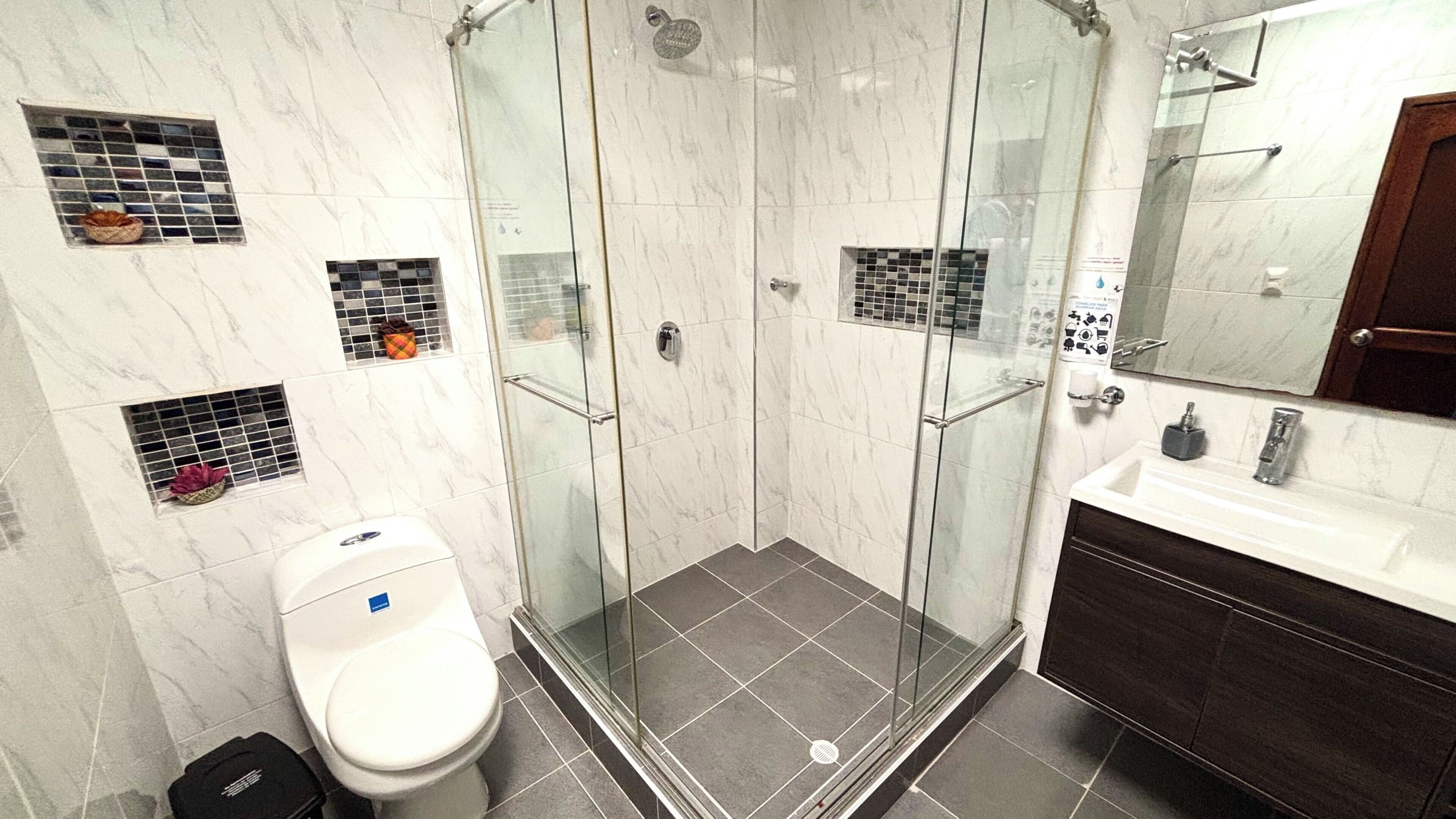Kamer | Badkamer | Een douche, handdoeken, zeep, shampoo