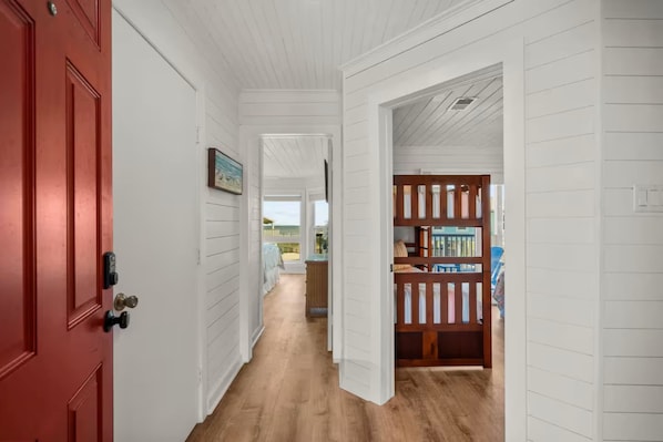 Maison mitoyenne, plusieurs lits, patio, vue océan (Sandy Beach Retreat) | Intérieur