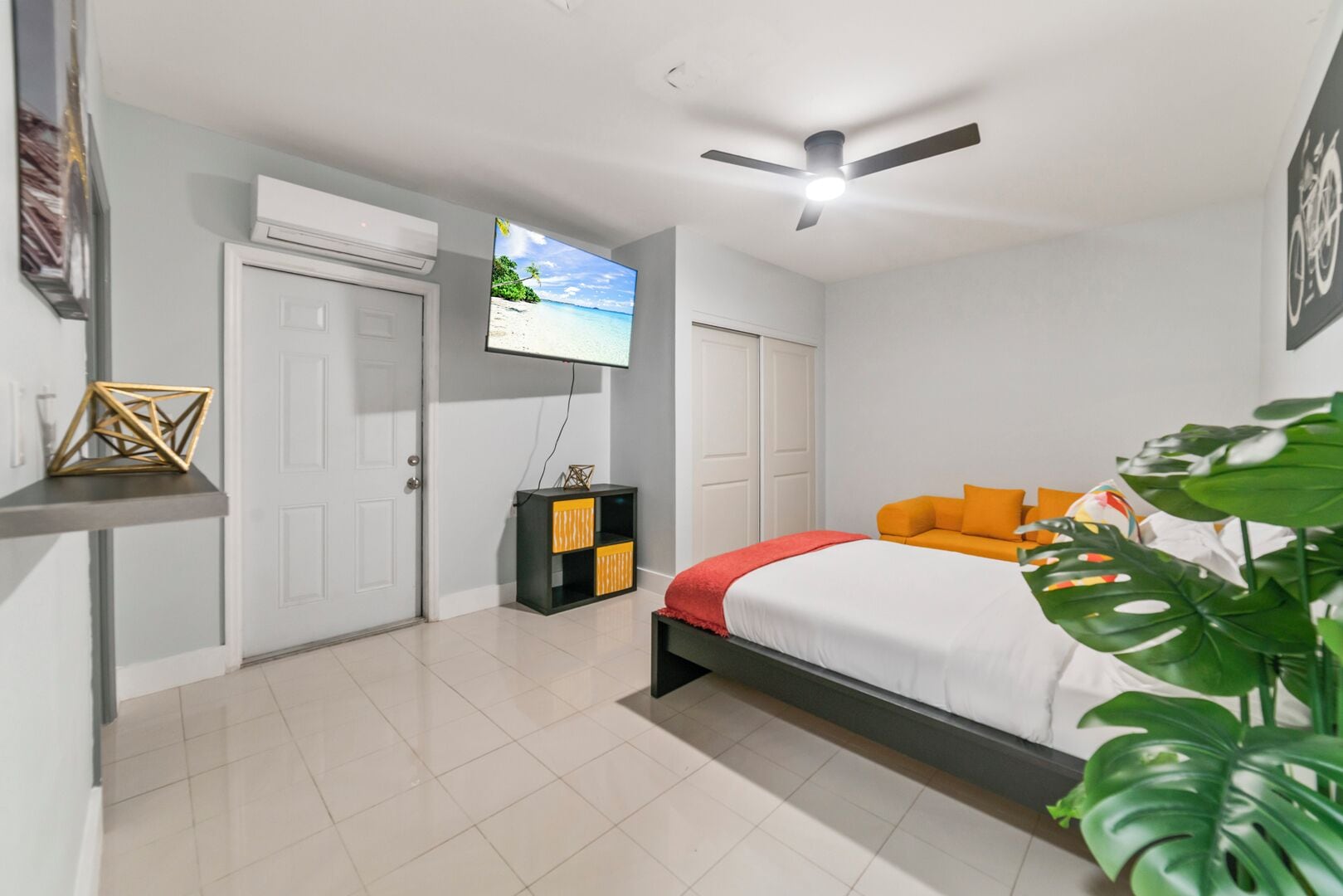 4 bedrooms, iron/ironing board, WiFi, bed sheets