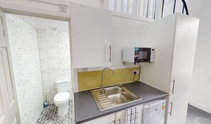 Frigorifero, microonde, forno, piano cottura
