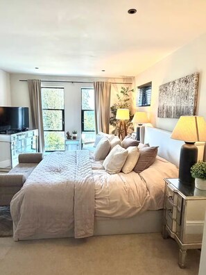 4 habitaciones, tabla de planchar con plancha, wifi y ropa de cama 