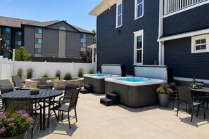 Outdoor dining - Luxury 7BR/4BA Resort Home: Indoor/Outdoor Fireplaces, Hot Tubs, Walk to Town (Muskegon)