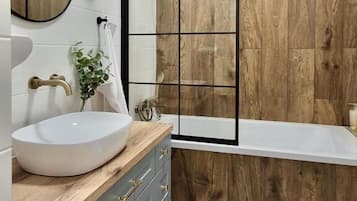 Apartamento clásico, vistas a la ciudad | Baño | Toallas, jabón, champú y papel higiénico