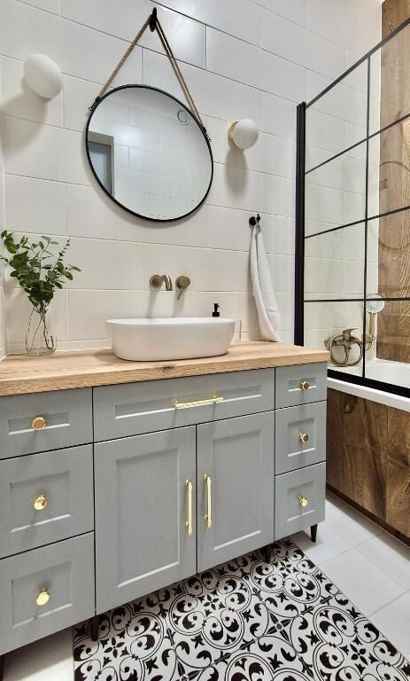 Apartamento clásico, vistas a la ciudad | Baño | Toallas, jabón, champú y papel higiénico