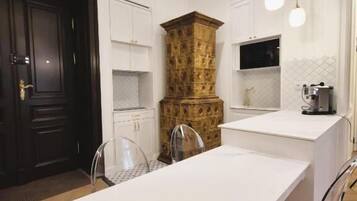 Apartamento clásico, vistas a la ciudad | Restauración