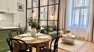 Apartamento clásico, vistas a la ciudad | Restauración
