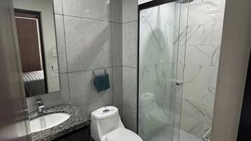 Secador de pelo, toallas, jabón, papel higiénico