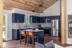 Private kitchen - The Long Weekend 5BR Hot Tub, Sauna, Theatre, Skee-ball Near Jim Thorpe (Jim Thorpe)