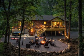 Outdoor dining - The Long Weekend 5BR Hot Tub, Sauna, Theatre, Skee-ball Near Jim Thorpe (Jim Thorpe)