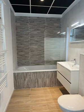 Haartrockner, Seife, Toilettenpapier