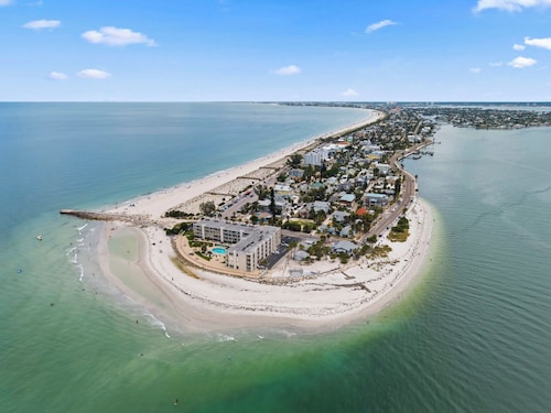 Turquoise Dream  One bedroom Condo On Pass a Grille Beach