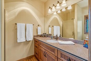 Towels, soap, toilet paper - Experience Heaven Sent Ranch Mountain Style 3-bedroom home hot tub in Mt Lemmon (Summerhaven)