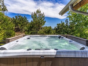 Outdoor spa tub - Experience Heaven Sent Ranch Mountain Style 3-bedroom home hot tub in Mt Lemmon (Summerhaven)