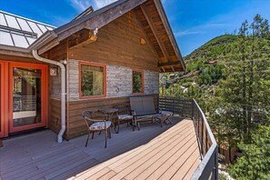 Outdoor dining - Experience Heaven Sent Ranch Mountain Style 3-bedroom home hot tub in Mt Lemmon (Summerhaven)