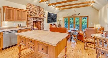 Experience Heaven Sent Ranch Mountain Style 3-bedroom home hot tub in Mt Lemmon
