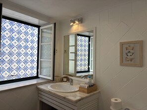 Hair dryer, bidet, towels, soap - Vrbo Property (Lisboa)