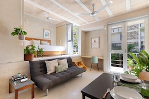 Deluxe-Studio, Balkon, Blick auf den Innenhof | Wohnbereich