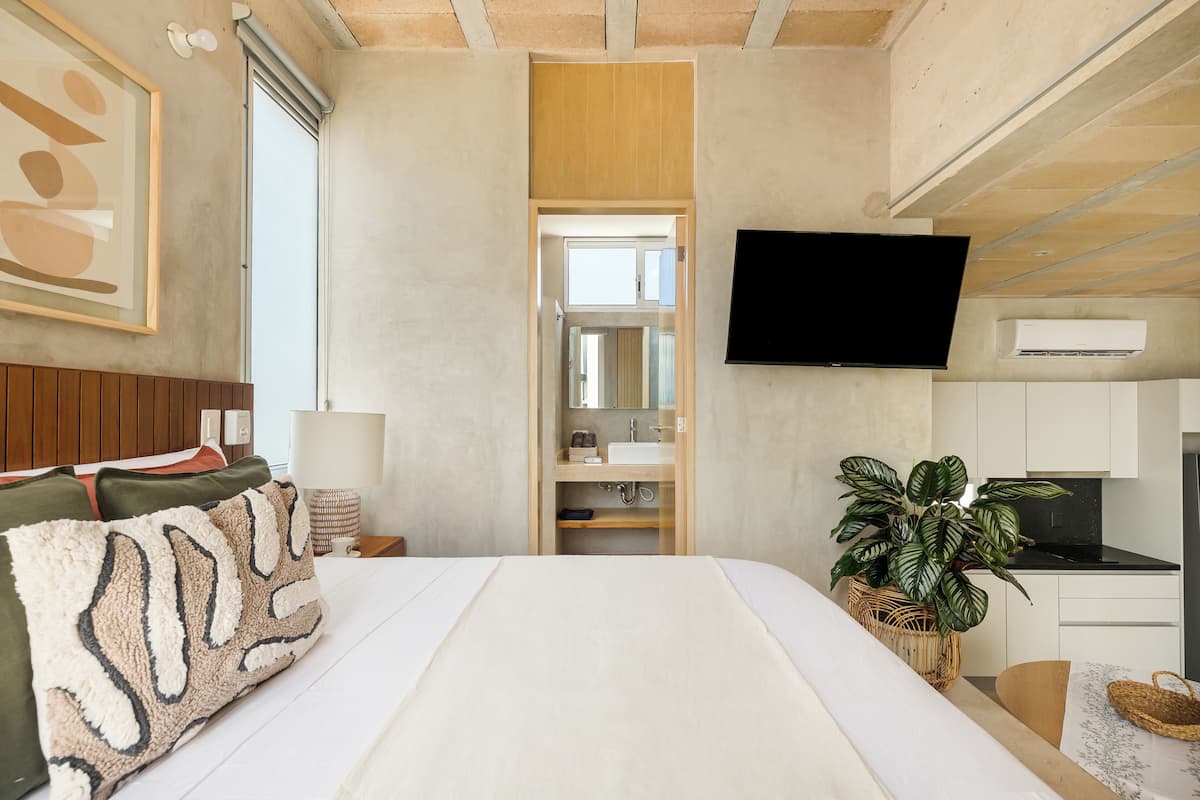Estudio Deluxe, balcón, vista al patio | Caja de seguridad en la habitación y espacio para trabajar con laptop