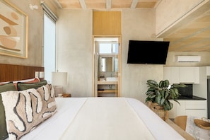 Deluxe-Studio, Balkon, Blick auf den Innenhof | Zimmersafe, laptopgeeigneter Arbeitsplatz, kostenloses WLAN