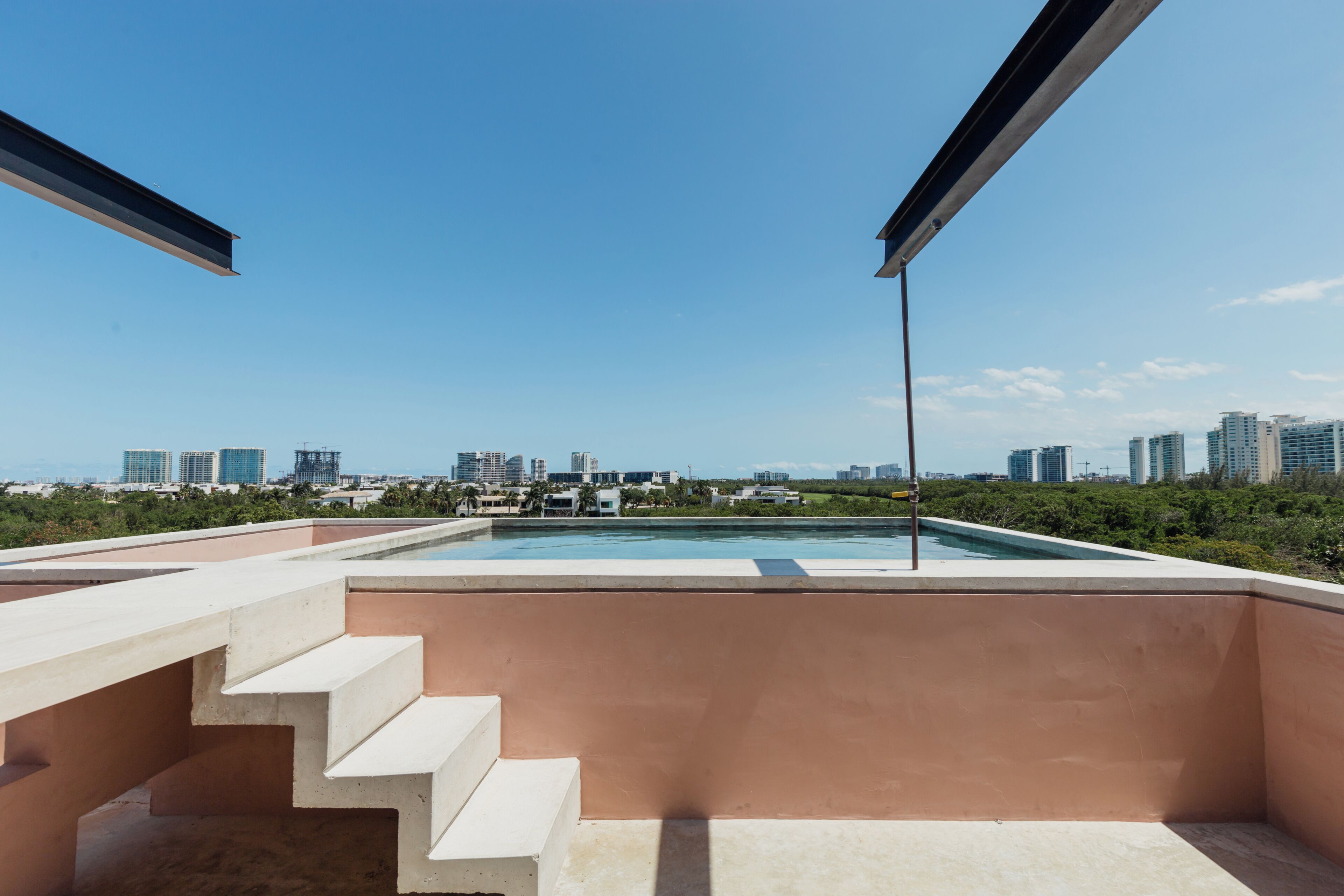 Ein Pool auf dem Dach mit freiem Blick auf die Stadtlandschaft.