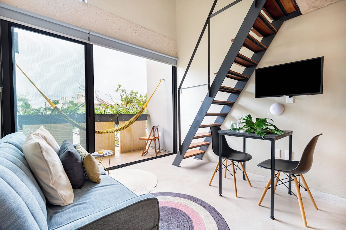 Loft de diseñador | Caja de seguridad en la habitación y espacio para trabajar con laptop