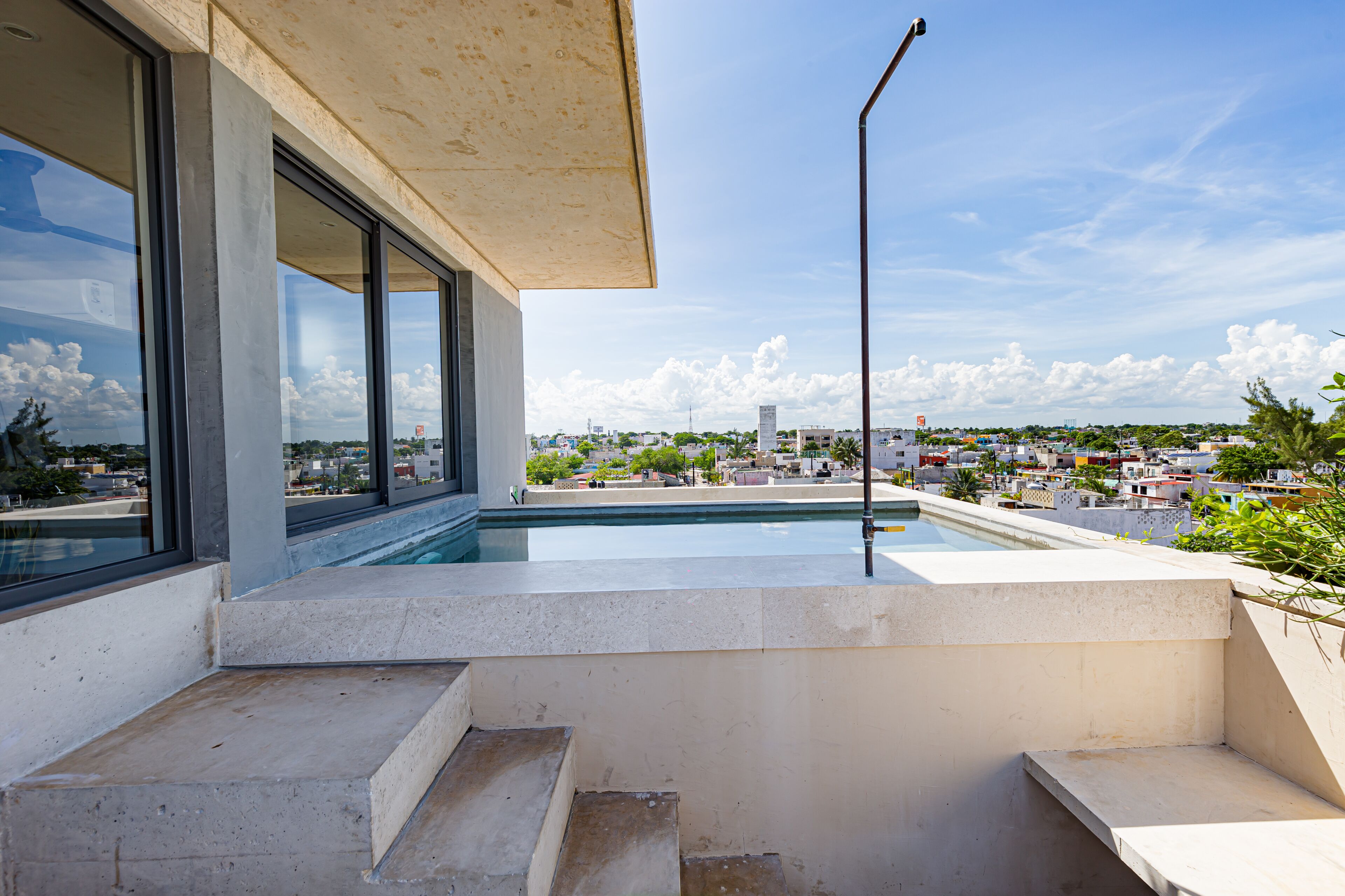 Habitación de luna de miel, balcón, vista a la ciudad | Alberca | Alberca al aire libre 