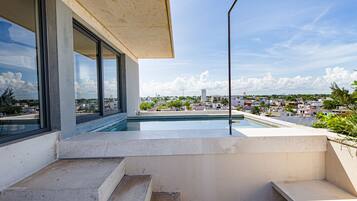 Habitación de luna de miel, balcón, vista a la ciudad | Alberca | Alberca al aire libre