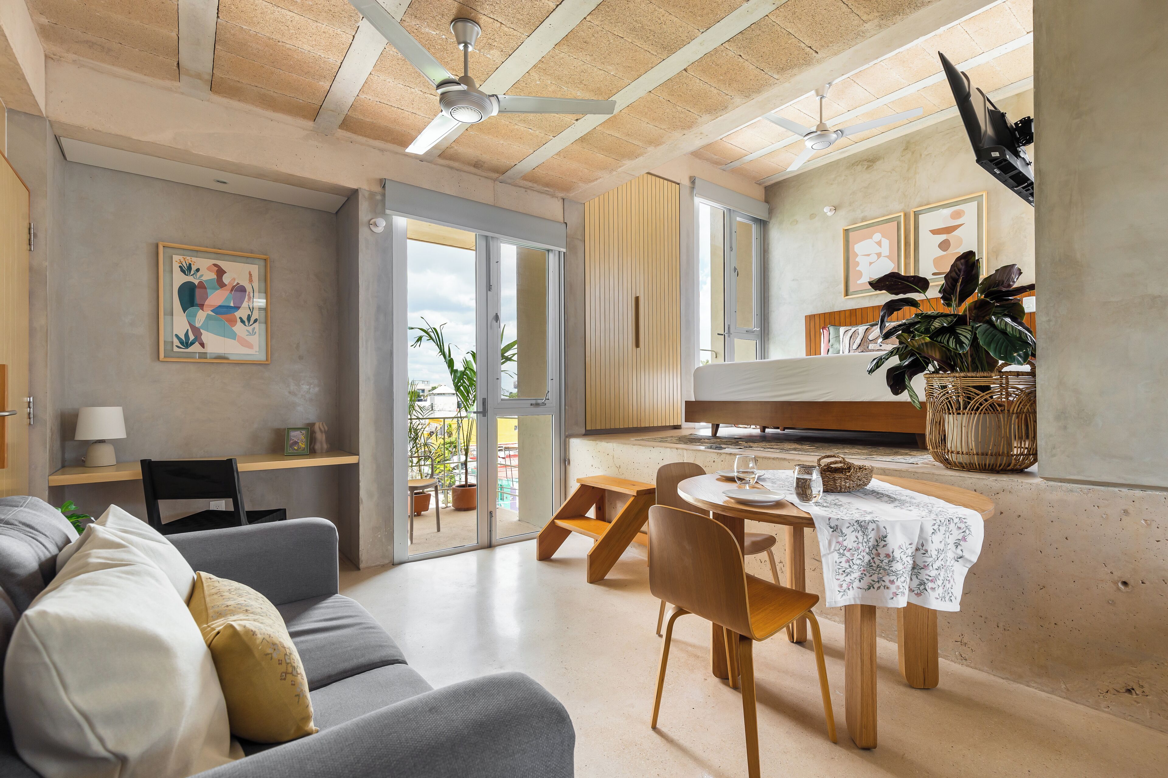 Estudio Deluxe, balcón, vista al patio | Interior