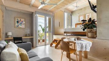 Estudio Deluxe, balcón, vista al patio | Interior