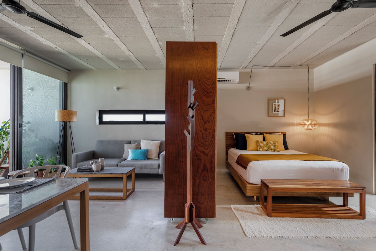 Departamento de diseñador, balcón | Caja de seguridad en la habitación y espacio para trabajar con laptop